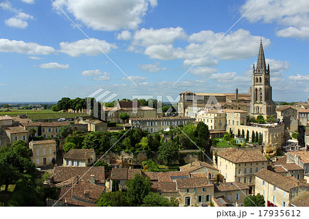 サンテ・ミリオンの街並み　サンテ・ミリオン　フランス 17935612