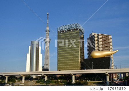 浅草 吾妻橋から東京スカイツリー・アサヒビールタワーの風景 浅草 吾妻橋から東京スカイツリー・アサヒビールタワーの風景 17935850