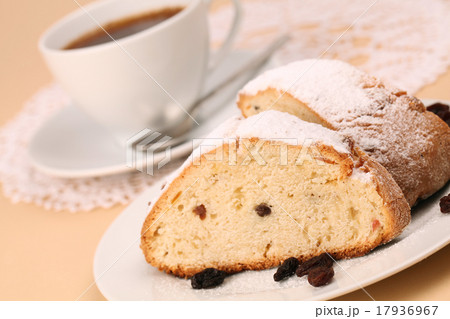 Yogurt cake with raisins 17936967