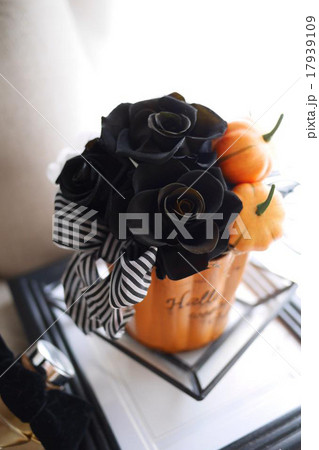 ハロウィン 黒薔薇とカボチャの写真素材