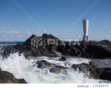 岩礁と波飛沫と灯台 岩礁と波飛沫と灯台 17939474