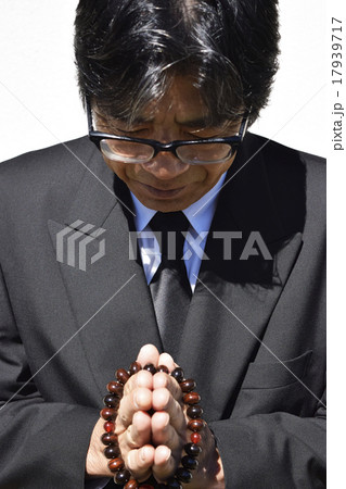 喪服姿の男性 17939717