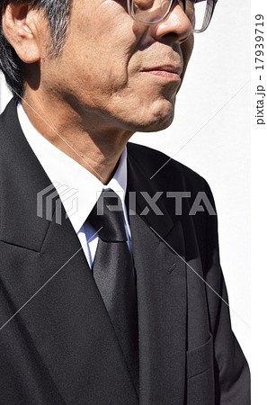 喪服姿の男性 17939719