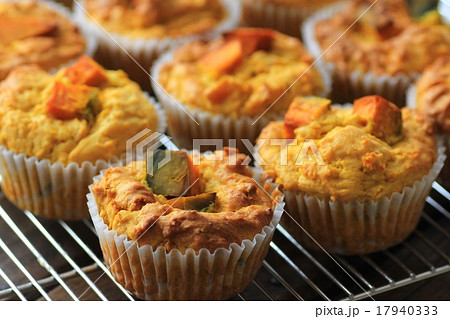 ケーキクーラーの上の手作りのカボチャマフィン 17940333
