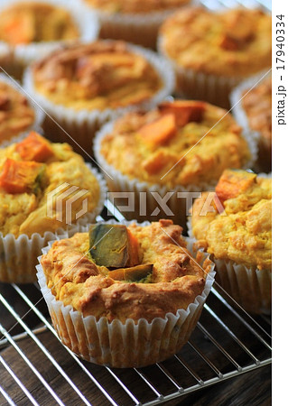 ケーキクーラーの上の手作りのカボチャマフィン 17940334