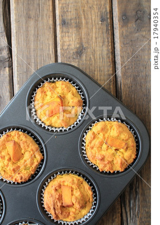 焼き上がりの焼き型に入った手作りのカボチャマフィン 焼き上がりの焼き型に入った手作りのカボチャマフィン 17940354