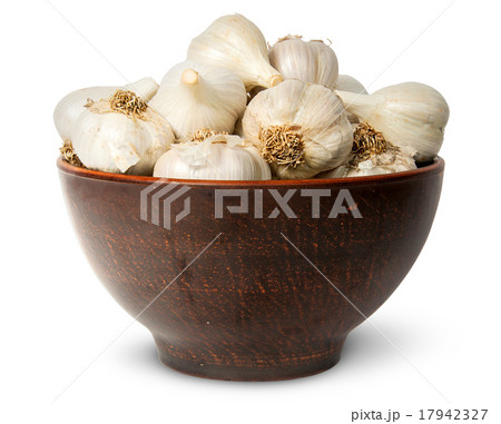 In front whole head of garlic in ceramic bowl 17942327