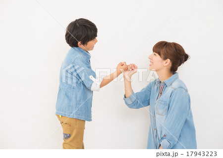 約束をする親子 17943223