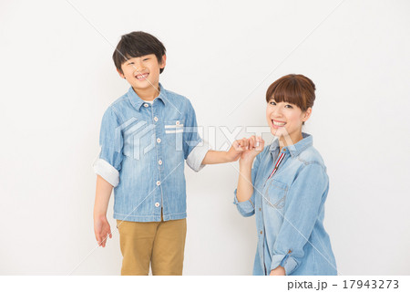 約束をする親子 17943273