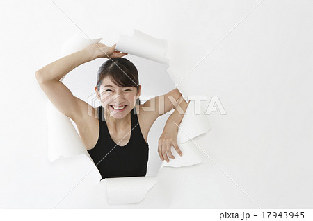 飛び出す女性　　　 17943945