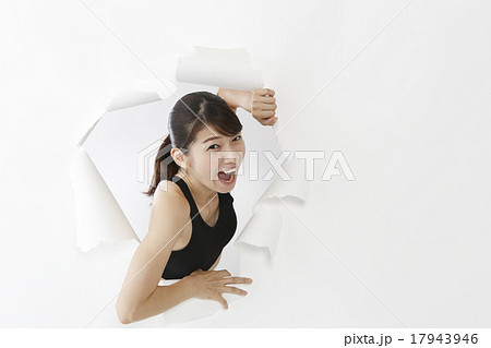 飛び出す女性　　　　 17943946