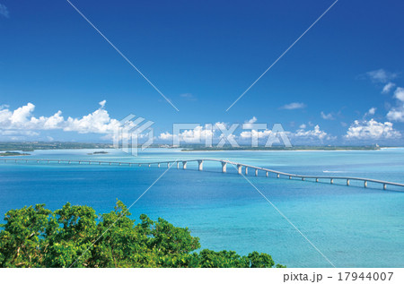 伊良部島と宮古島を結ぶ伊良部大橋 伊良部島と宮古島を結ぶ伊良部大橋 17944007