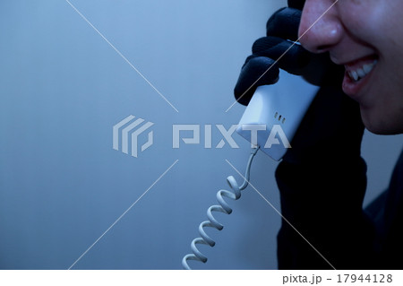 男性1人 (犯罪者 マイナンバー詐欺 オレオレ詐欺 振り込め詐欺 容疑者 犯人 詐欺 電話) 17944128