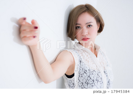 ショートヘアの女性 17945384