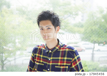 若い男性 若い男性 17945456