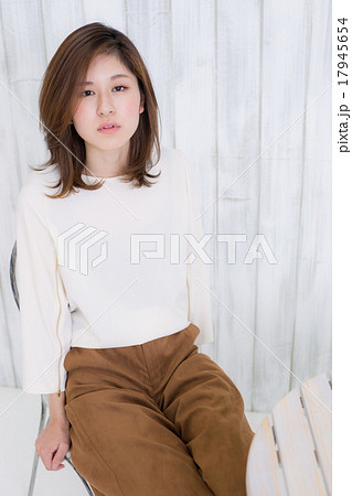 若い女性 若い女性 17945654