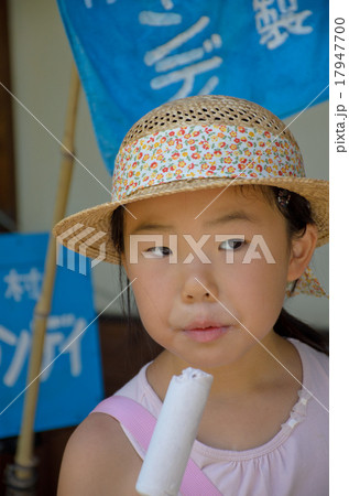 アイスキャンディーを食べる女の子 17947700