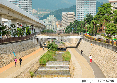 神戸の川がある街並み 17948796