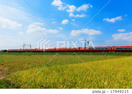 赤色の特急列車と秋の田園風景 17949215