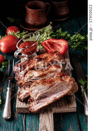 Delicious barbecued ribs with spicy basting sauce Delicious barbecued ribs with spicy basting sauce 17950022