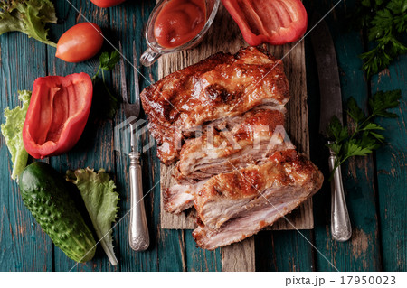 Delicious barbecued ribs with spicy basting sauce Delicious barbecued ribs with spicy basting sauce 17950023