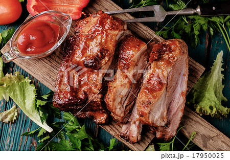 Delicious barbecued ribs with spicy basting sauce Delicious barbecued ribs with spicy basting sauce 17950025