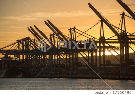 アメリカ、ロングビーチ港、アメリカ、ロングビーチ港、コンテナクレーン、夕景 アメリカ、ロングビーチ港、アメリカ、ロングビーチ港、コンテナクレーン、夕景 17950490
