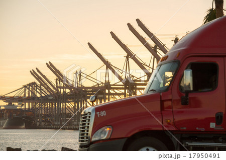 アメリカ、ロングビーチ港、アメリカ、ロングビーチ港、コンテナクレーン、トラック、輸送 17950491