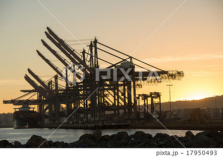 アメリカ、ロングビーチ港、アメリカ、ロングビーチ港、コンテナクレーン、夕景 17950493