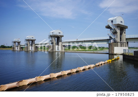 多摩川のブイと水門 17950825