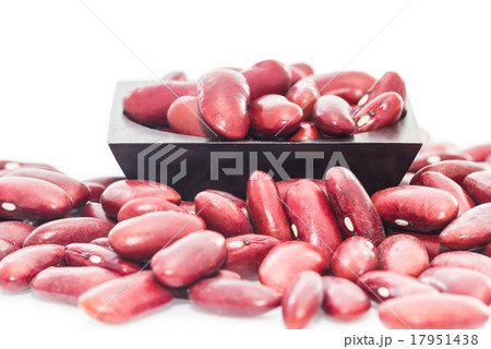 Kidney beans in wood cup on white Kidney beans in wood cup on white 17951438