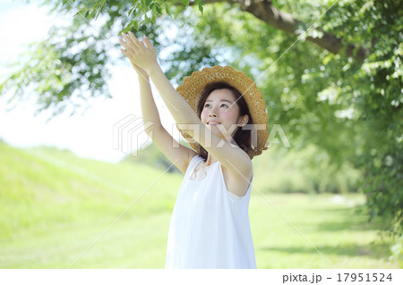 新緑の中の女性 17951524