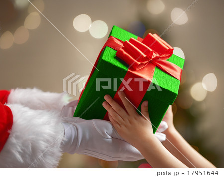 Giving present for child 17951644