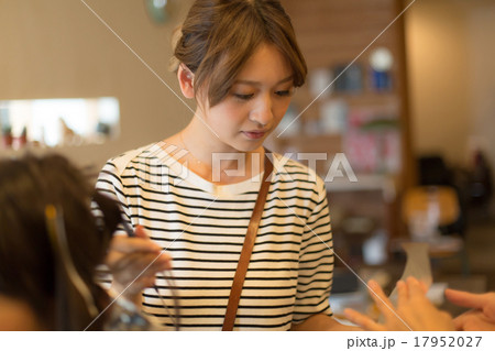beauty parlor 17952027