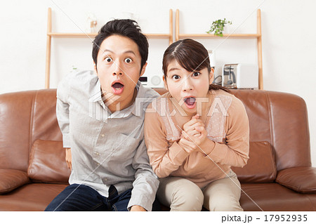 ビックリする男女カップル 17952935