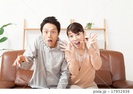ビックリする男女カップル 17952936