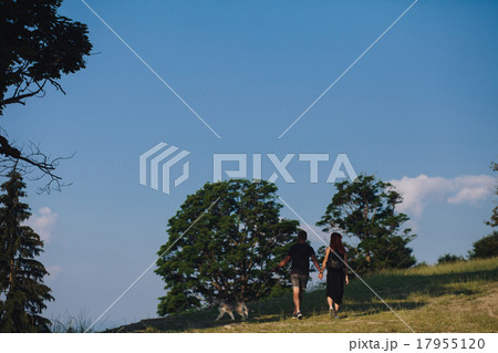 Photo of a couple in the mountains Photo of a couple in the mountains 17955120