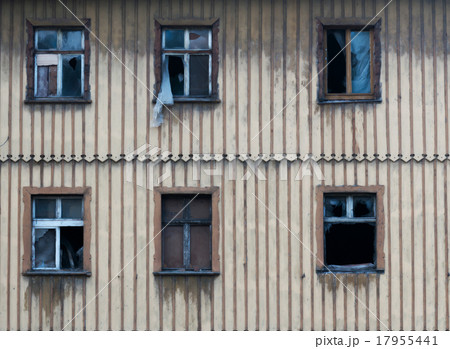 Front of abandoned building 17955441