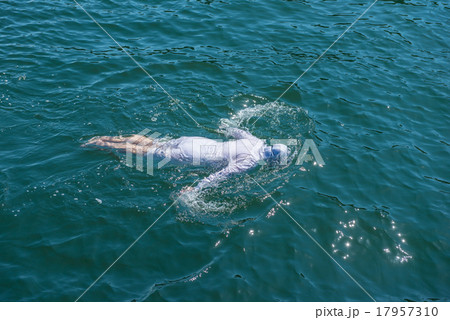 潜る志摩の海女さん 潜る志摩の海女さん 17957310