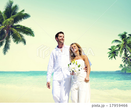 Honeymoon Couple Romantic Walking Summer Beach Concept 17959466