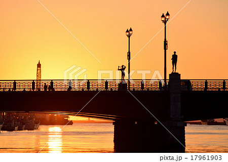 夕焼けの幣舞橋 17961903