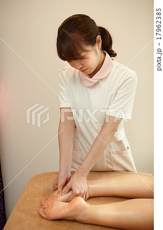エステティシャンとフットマッサージ エステティシャンとフットマッサージ 17962385