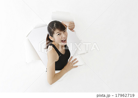 飛び出す女性　　　　　　 17962719