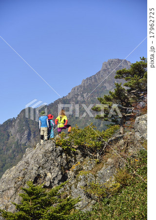晴天の石鎚山頂上を見上げる登山者女性3人 晴天の石鎚山頂上を見上げる登山者女性3人 17962725