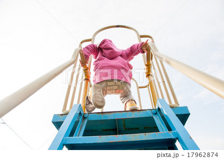 滑り台の階段を登る子供 17962874