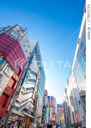 東京　秋葉原電気街の風景 17963114