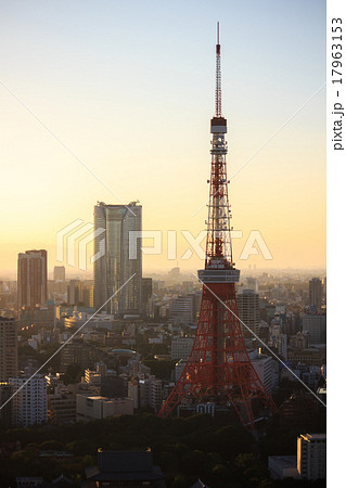 都市風景　日暮れと東京タワー 17963153