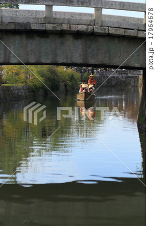 倉敷美観地区の倉敷川を周遊する観光の川舟流し（手前は中橋） 17964678
