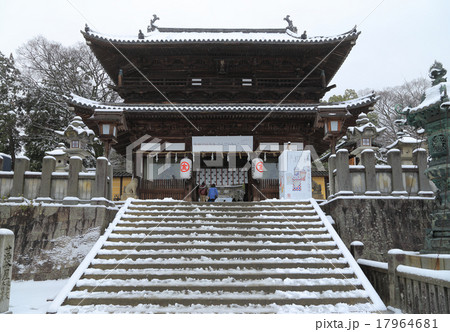 冬の「金刀比羅宮」雪化粧した大門 17964681
