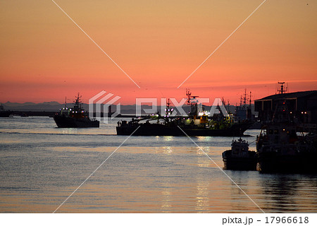 夕焼けの釧路港 夕焼けの釧路港 17966618